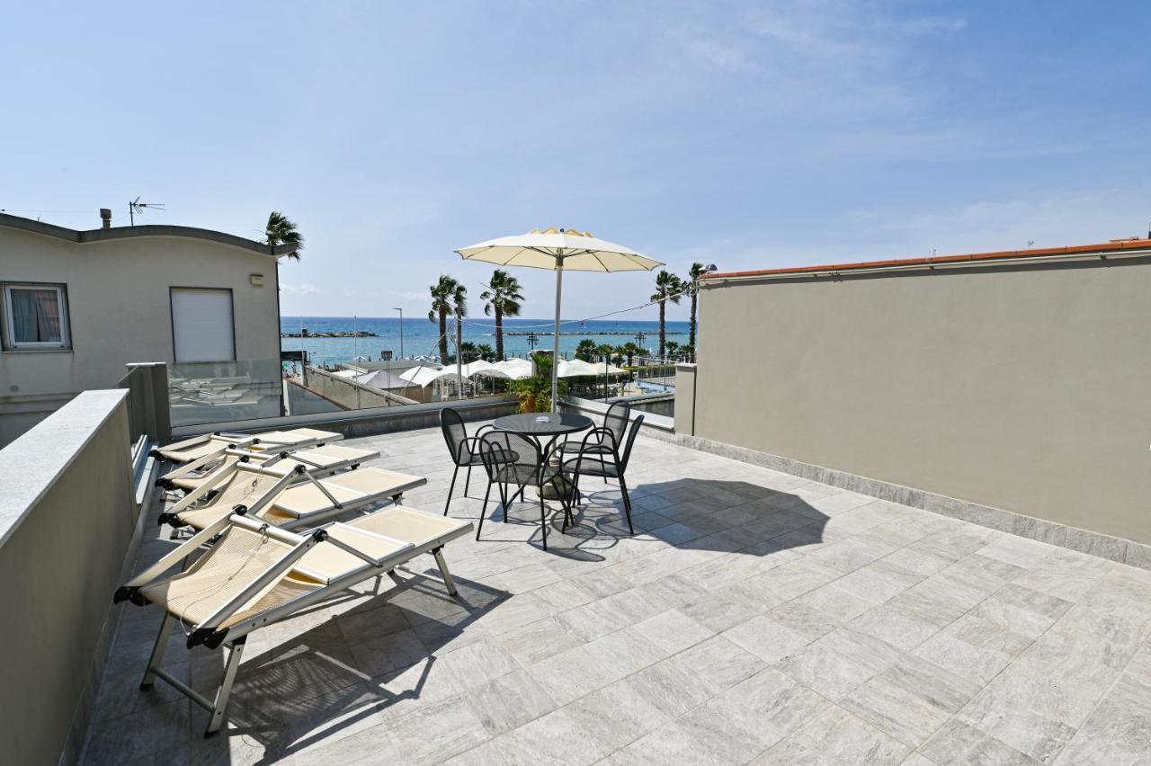 Hotel Delle Rose San Bartolomeo Al Mare Exterior foto