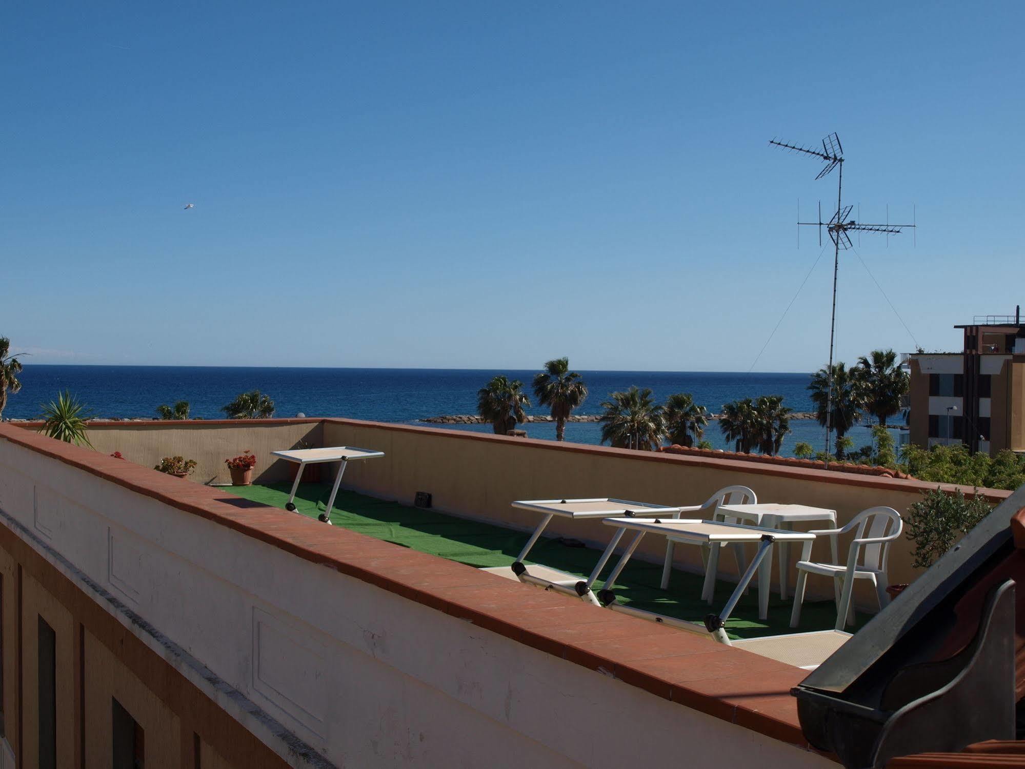 Hotel Delle Rose San Bartolomeo Al Mare Exterior foto